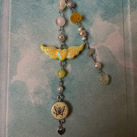 Yellow butterfly and angel wing keychain - Picture 3 of 6